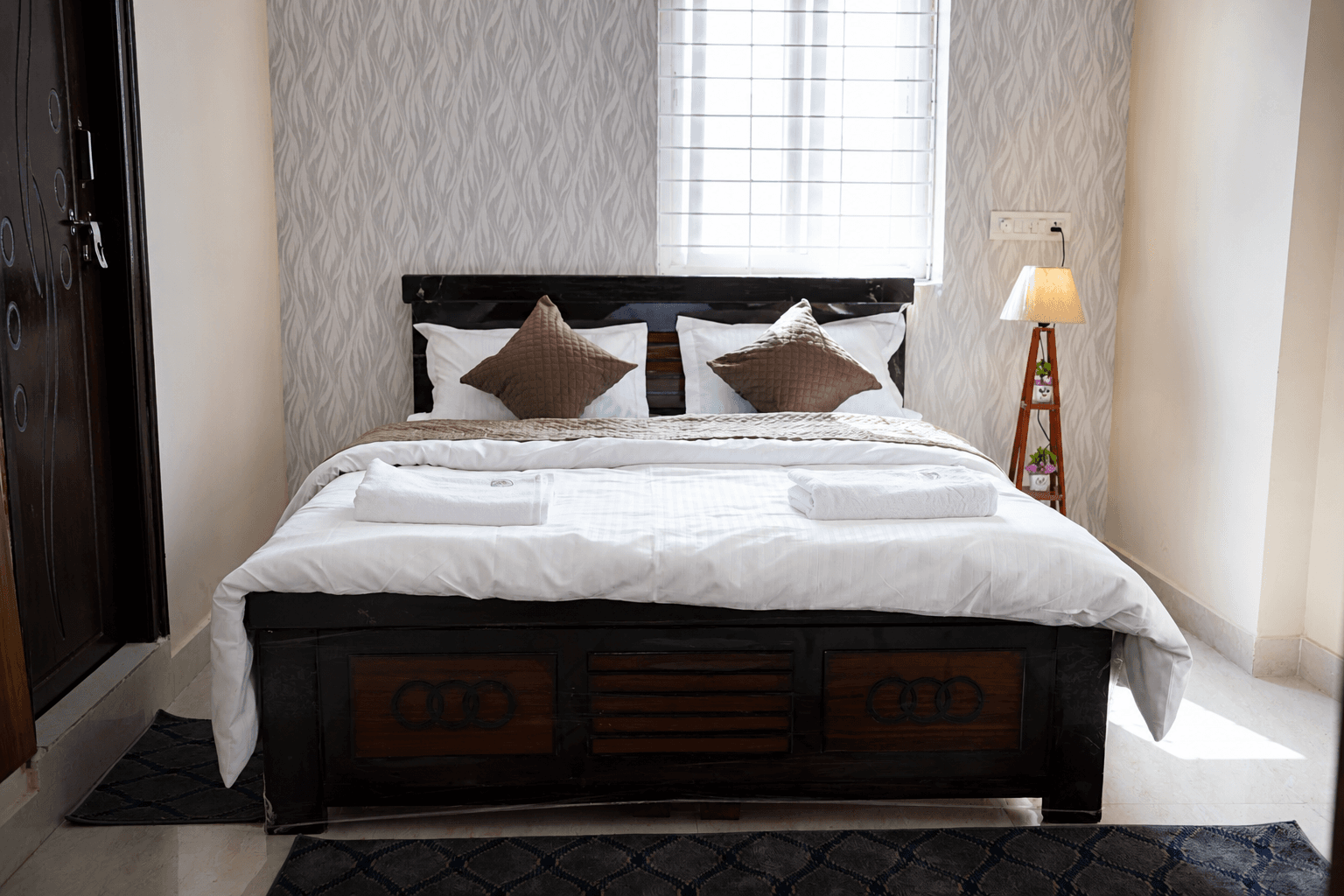 Private 1BHK with Terrace Access